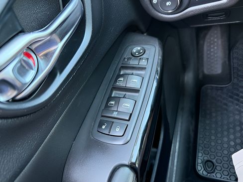 Used 2020 Jeep Cherokee Latitude Plus AWD/4WD image 19