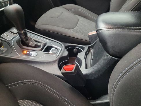 Used 2019 Jeep Cherokee Latitude w/ Popular Appearance Group AWD/4WD image 26