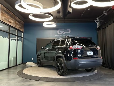 Used 2019 Jeep Cherokee Latitude Plus AWD/4WD image 5