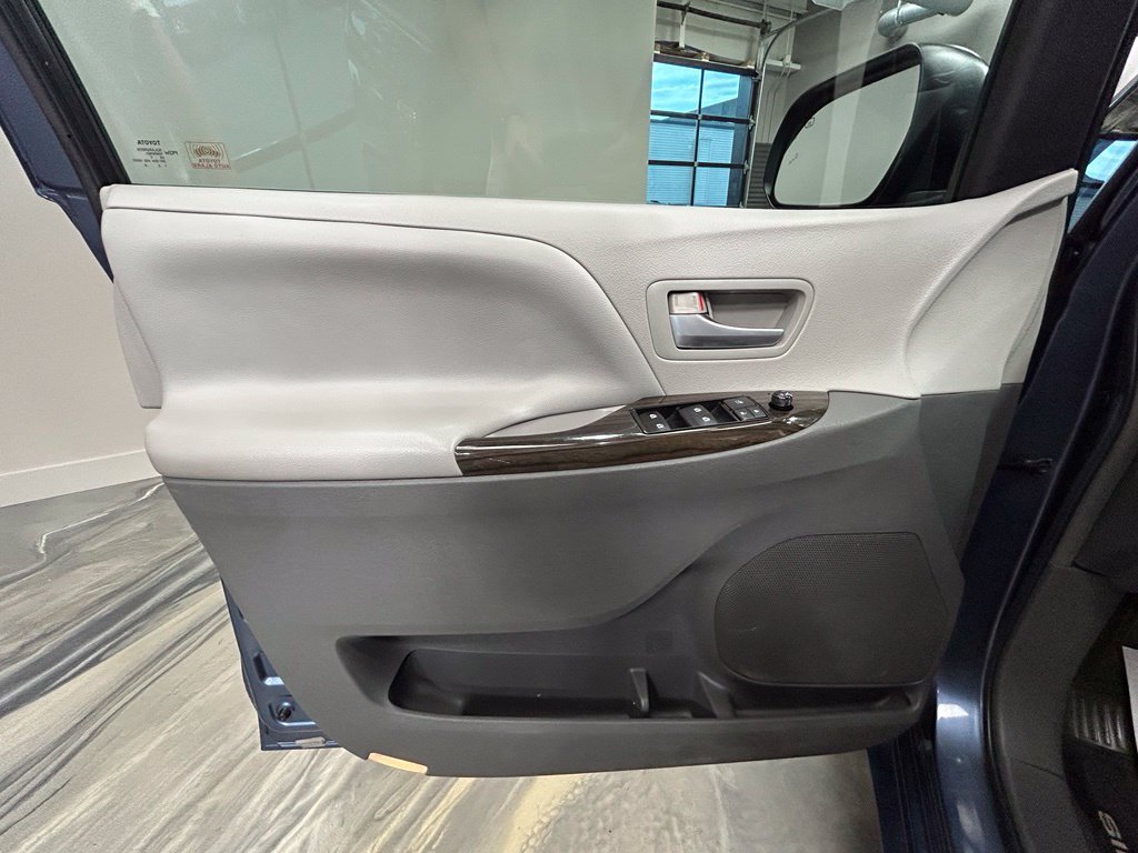 Used 2015 Toyota Sienna XLE FWD image 53