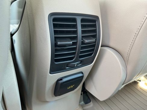 Used 2016 Ford C-MAX Energi SEL w/ Equipment Group 301A FWD image 9