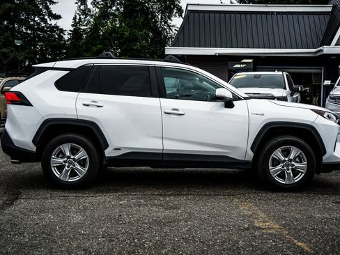 Used 2021 Toyota RAV4 XLE w/ XLE Grade Weather Package AWD/4WD image 14