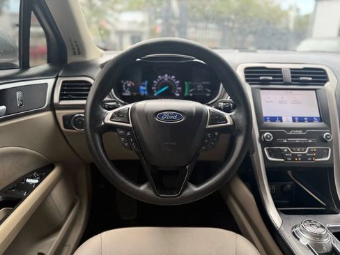 Used 2020 Ford Fusion SE FWD image 15