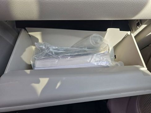 Used 2023 Chrysler Pacifica Touring-L image 32