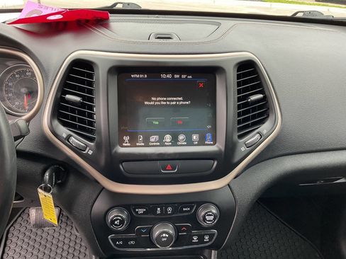 Used 2017 Jeep Cherokee Latitude w/ Cold Weather Group AWD/4WD image 24