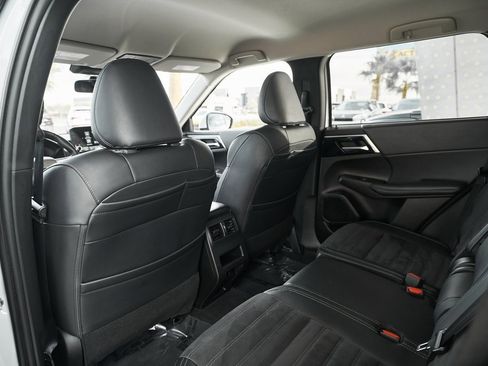 Used 2024 Mitsubishi Outlander SE image 27