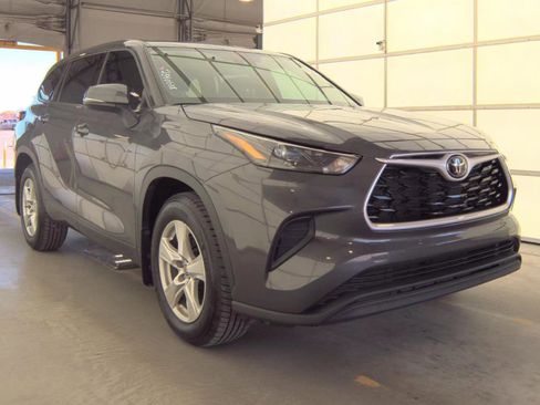 Used 2022 Toyota Highlander L image 5