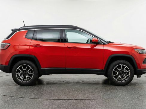 Used 2025 Jeep Compass Trailhawk AWD/4WD image 11