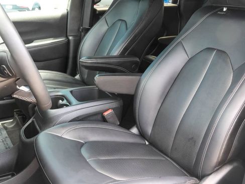 Used 2025 Chrysler Pacifica Select FWD image 12