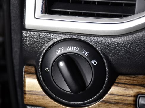 Used 2017 Nissan Titan SL AWD/4WD image 40