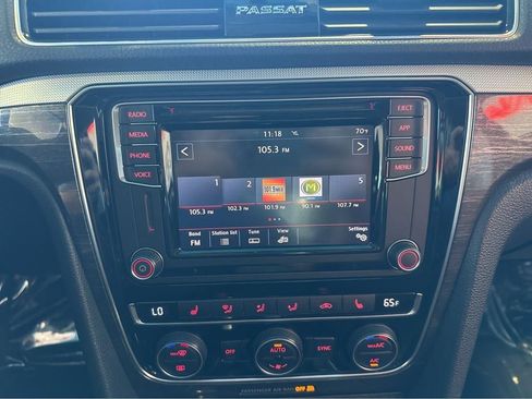 Used 2018 Volkswagen Passat 2.0T SE FWD image 21