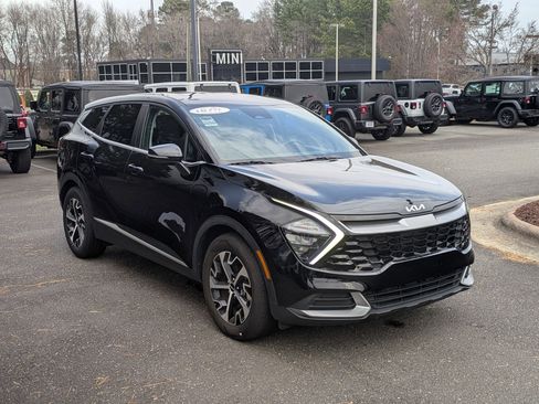 Used 2023 Kia Sportage EX image 3