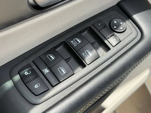 Used 2023 Chrysler Pacifica Touring-L FWD image 16