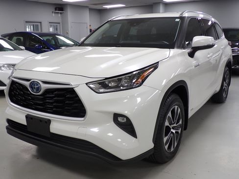 Used 2020 Toyota Highlander XLE image 4