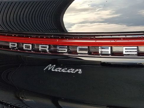 Certified 2026 Porsche Macan AWD/4WD image 32