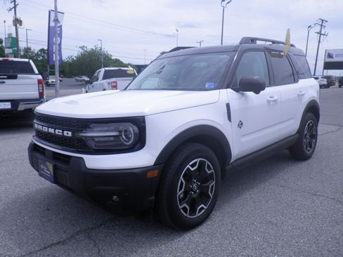 Certified 2025 Ford Bronco Sport Outer Banks w/ Outer Banks Tech Package+ AWD/4WD image 3