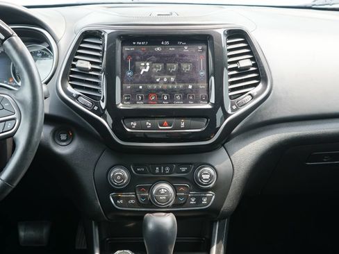 Used 2019 Jeep Cherokee Overland w/ Technology Group AWD/4WD image 24
