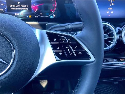 Used 2025 Mercedes-Benz GLB 250 4MATIC image 21