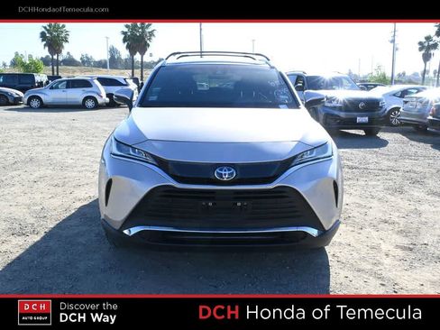 Used 2022 Toyota Venza XLE image 2