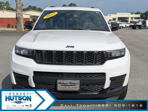 Used 2023 Jeep Grand Cherokee L Laredo image 3