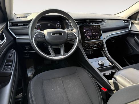 Used 2024 Jeep Grand Cherokee Laredo image 15