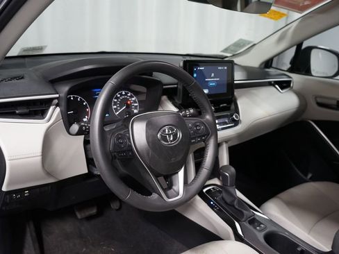 Used 2025 Toyota Corolla Cross LE image 7