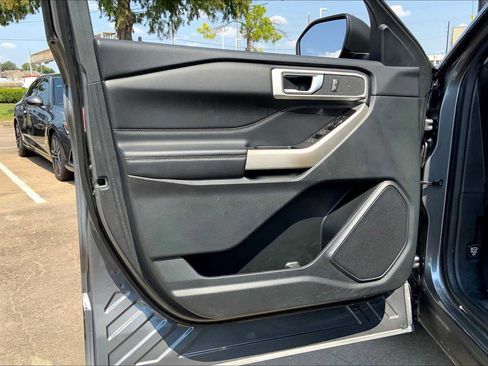 Used 2022 Ford Explorer XLT w/ Equipment Group 202A image 21