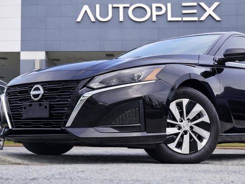 Used 2024 Nissan Altima 2.5 S image 2