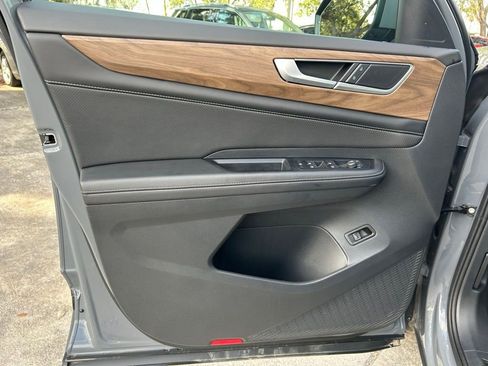 Used 2025 Volkswagen Atlas SE w/ Panoramic Sunroof Package image 18