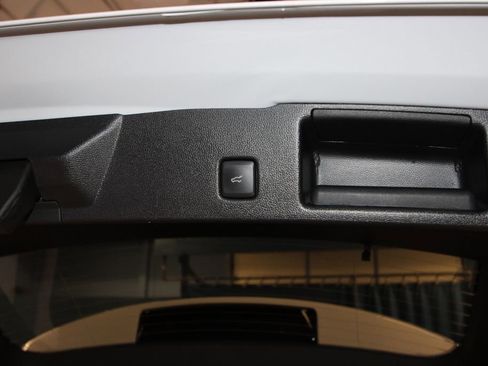 Used 2025 Ford Escape SE w/ Class II Trailer Tow Package image 39