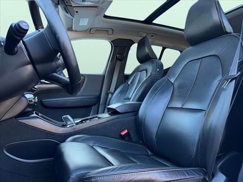 Used 2023 Volvo XC40 B5 Plus image 18