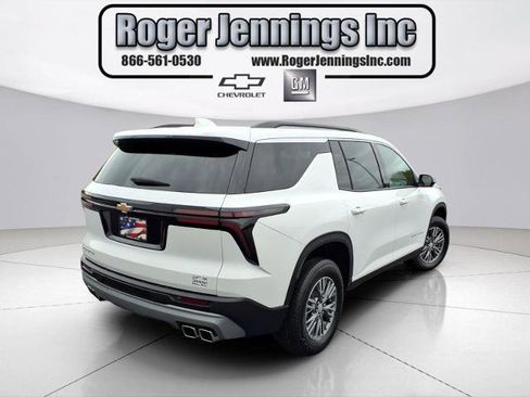 Used 2025 Chevrolet Traverse LT w/ Driver Confidence Package FWD image 4