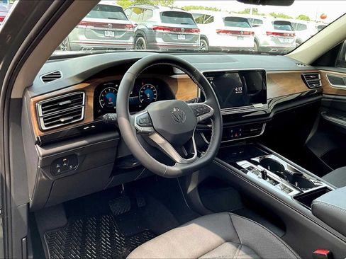 New 2026 Volkswagen Atlas SE FWD image 8