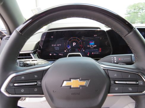 Used 2025 Chevrolet Suburban Premier AWD/4WD image 27