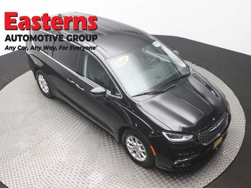 Used 2023 Chrysler Pacifica Touring-L FWD image 3