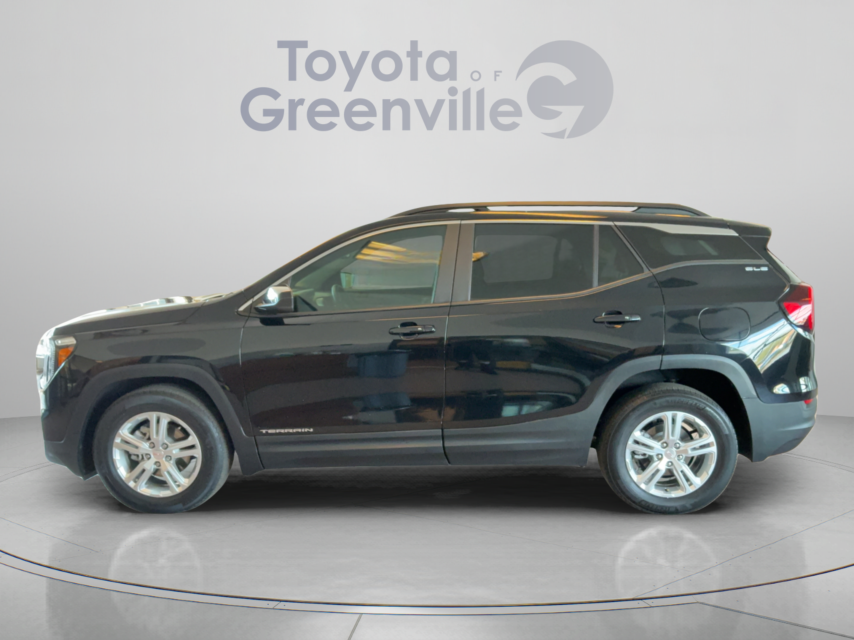 Used 2022 GMC Terrain SLE w/ Driver Convenience Package FWD image 2