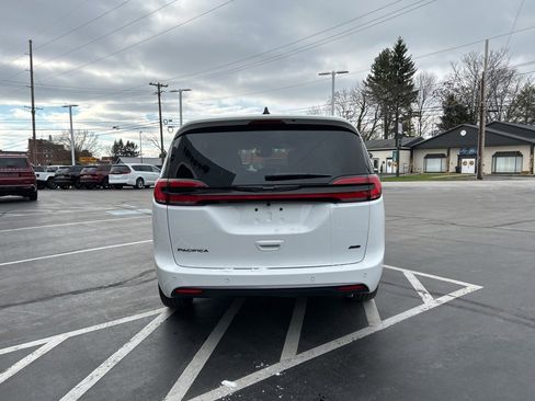 New 2026 Chrysler Pacifica Select AWD/4WD image 4