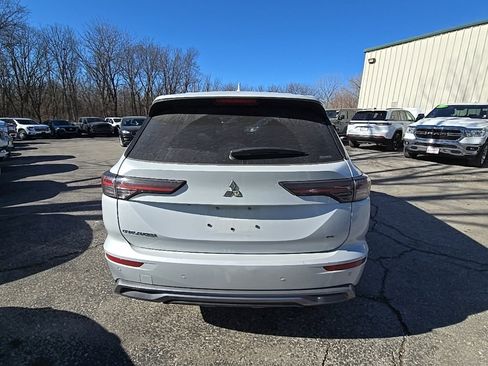 Used 2025 Mitsubishi Outlander SE image 6