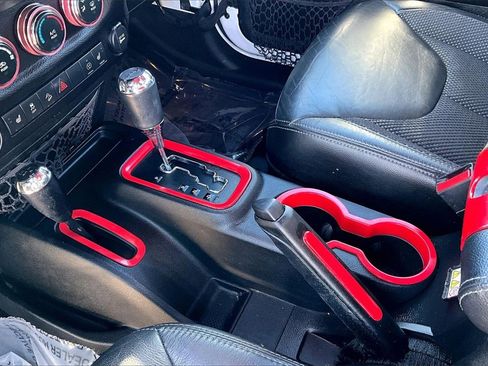 Used 2016 Jeep Wrangler Unlimited Sahara image 15