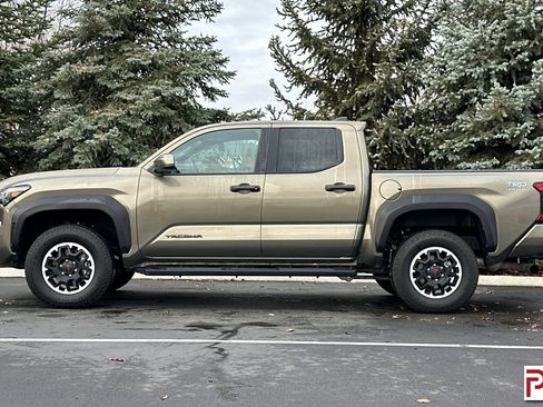 Used 2025 Toyota Tacoma TRD Off-Road image 7
