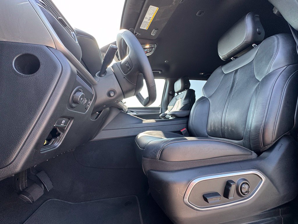 Used 2024 Jeep Wagoneer Series II w/ Flexible Seating Group RWD image 17