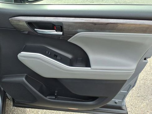 Used 2021 Toyota Highlander Platinum image 14