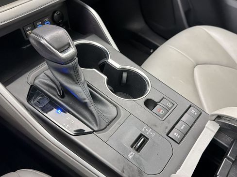 Used 2022 Toyota Highlander XLE FWD image 18