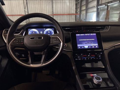 Used 2024 Jeep Grand Cherokee Altitude image 23