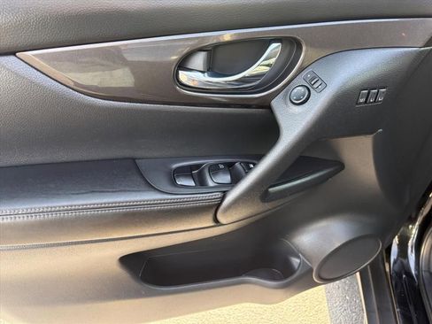 Used 2019 Nissan Rogue SV w/ Premium Package image 22