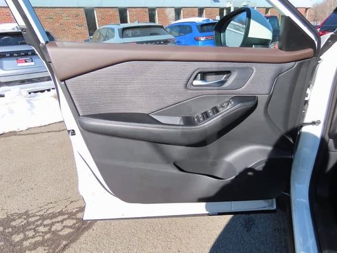 Used 2023 Nissan Rogue SV image 16