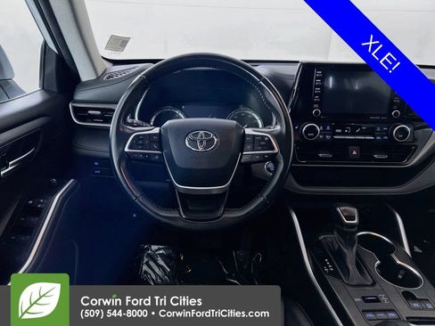 Used 2022 Toyota Highlander XLE AWD/4WD image 27