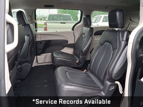 Used 2023 Chrysler Pacifica Touring-L FWD image 13