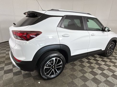 Used 2025 Chevrolet TrailBlazer LT FWD image 3
