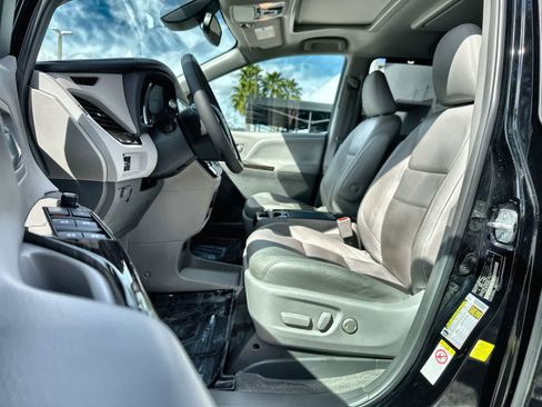Used 2018 Toyota Sienna XLE Premium image 11